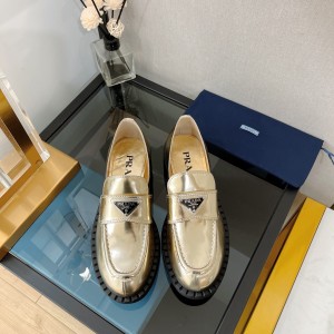 프라다 로퍼