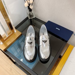 프라다 로퍼