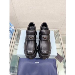 프라다 로퍼