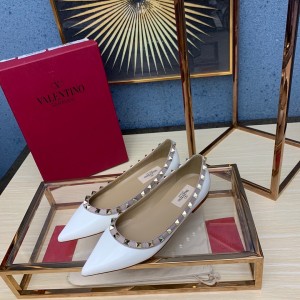 Valentino 발렌티노 애나멜 락스터드 플랫슈즈
