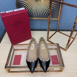 Valentino 발렌티노 애나멜 락스터드 플랫슈즈
