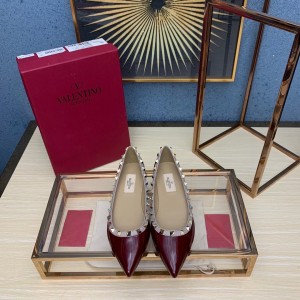 Valentino 발렌티노 애나멜 락스터드 플랫슈즈